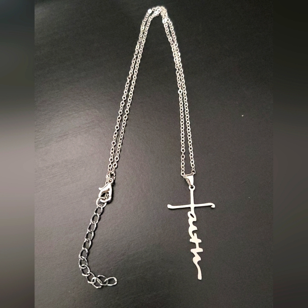 Silver necklace with pendent